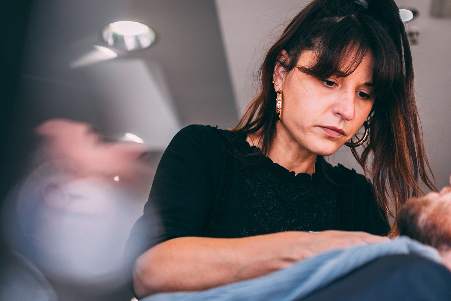 Coiffeuse professionnelle au travail chez Version Originale Lorient
