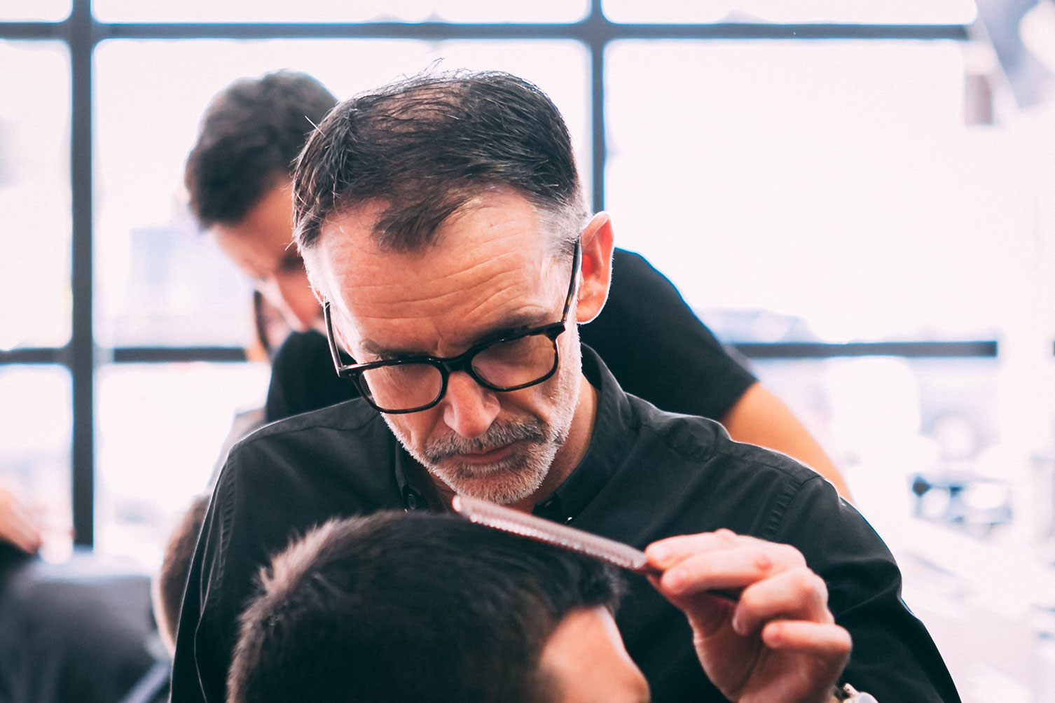 Coupe de cheveux homme au salon Version Originale