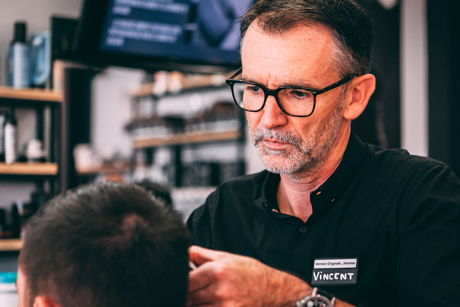 Vincent, coiffeur barbier au salon Version Originale Lorient